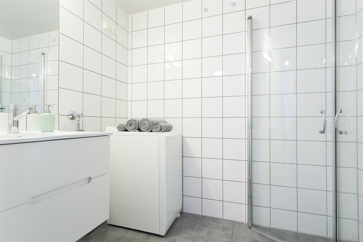 Romslig flislagt bad. Vaskemaskin kan medfølge. Galleribilde