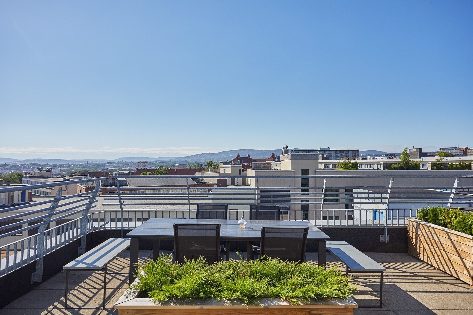 Utsikten fra den felles takterrassen er spektakulær! Fine møbler på takterassen. Kom og se! Galleribilde