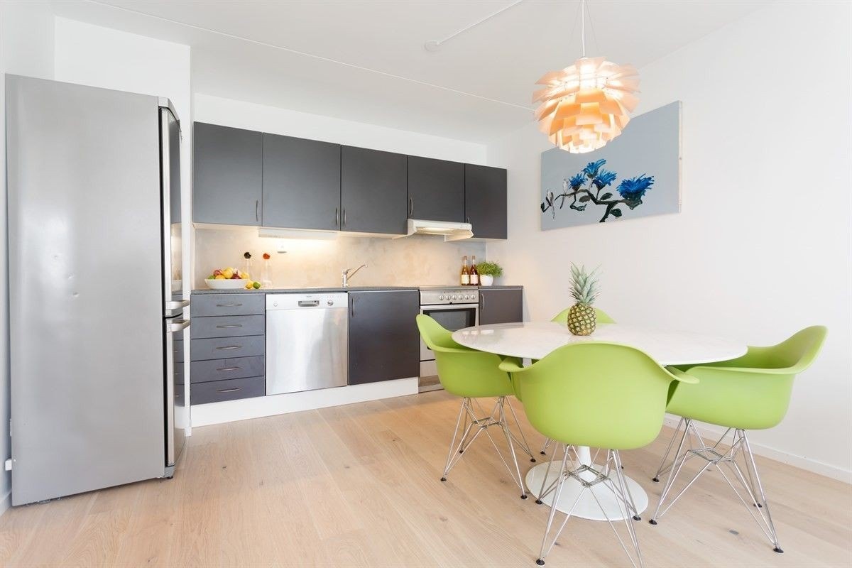 Stue/kjøkken-løsning med meget god planløsning. Plass til sofagruppe, spisegruppe, tv-benk med mer. Galleribilde