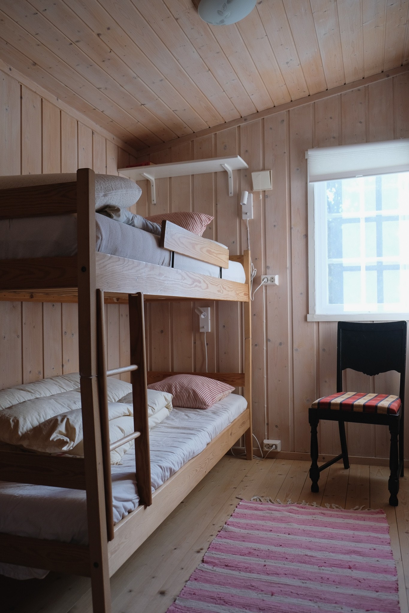 Rom 2 - køyeseng, kommode, knaggrekke, Her står det en ekstern pc-skjerm som som gerne må brukes. Galleribilde