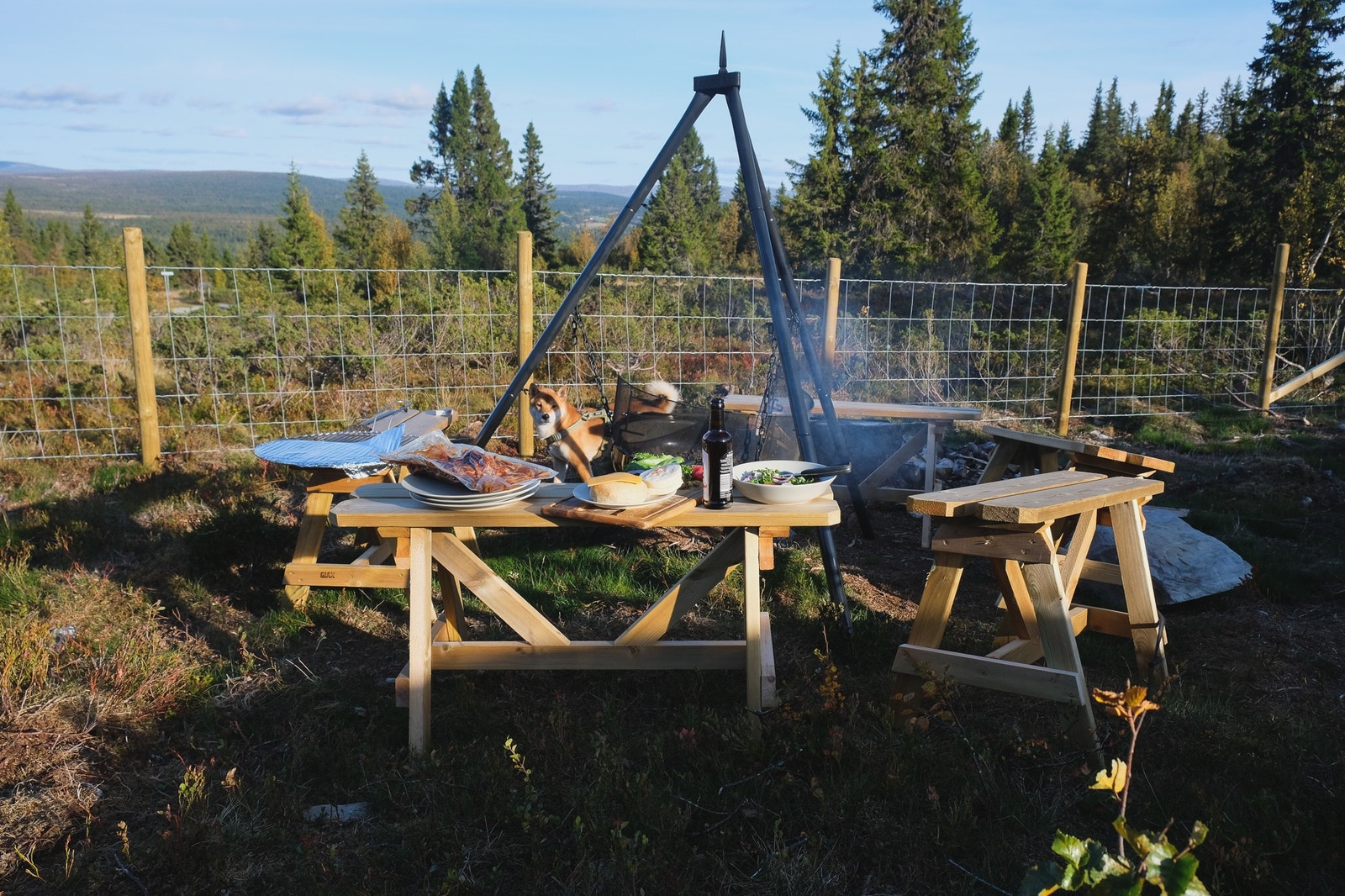 Bålpanne med gode benker - ved inkludert i leiepris Galleribilde