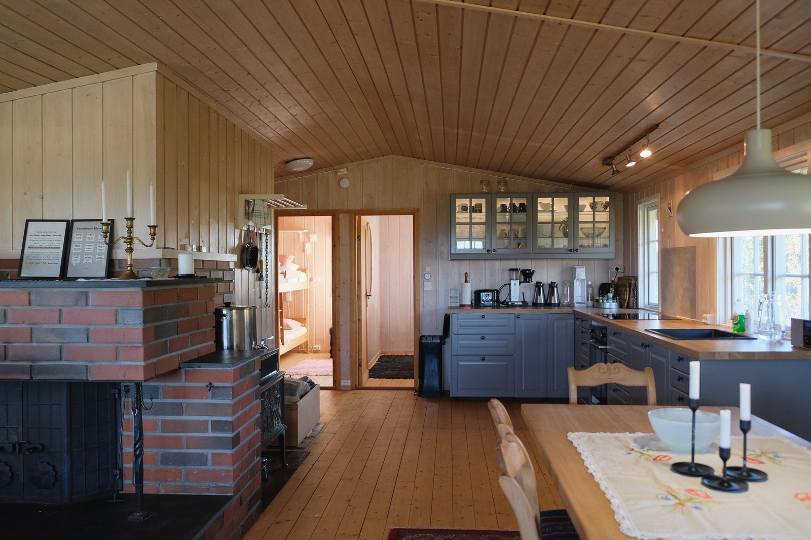 Fra sofa mot kjøkkenavdeling Galleribilde