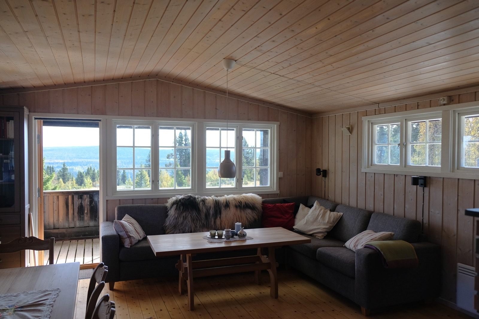 Stor hjørnesofa - god belysning til hygge og lesing Galleribilde