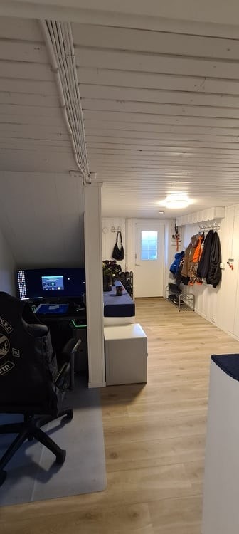 Yttergang med pc plass under trapp Galleribilde