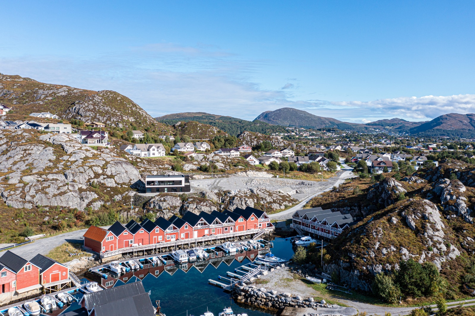 Naustområde og båtplasser like nedanfor tomtene. Galleribilde