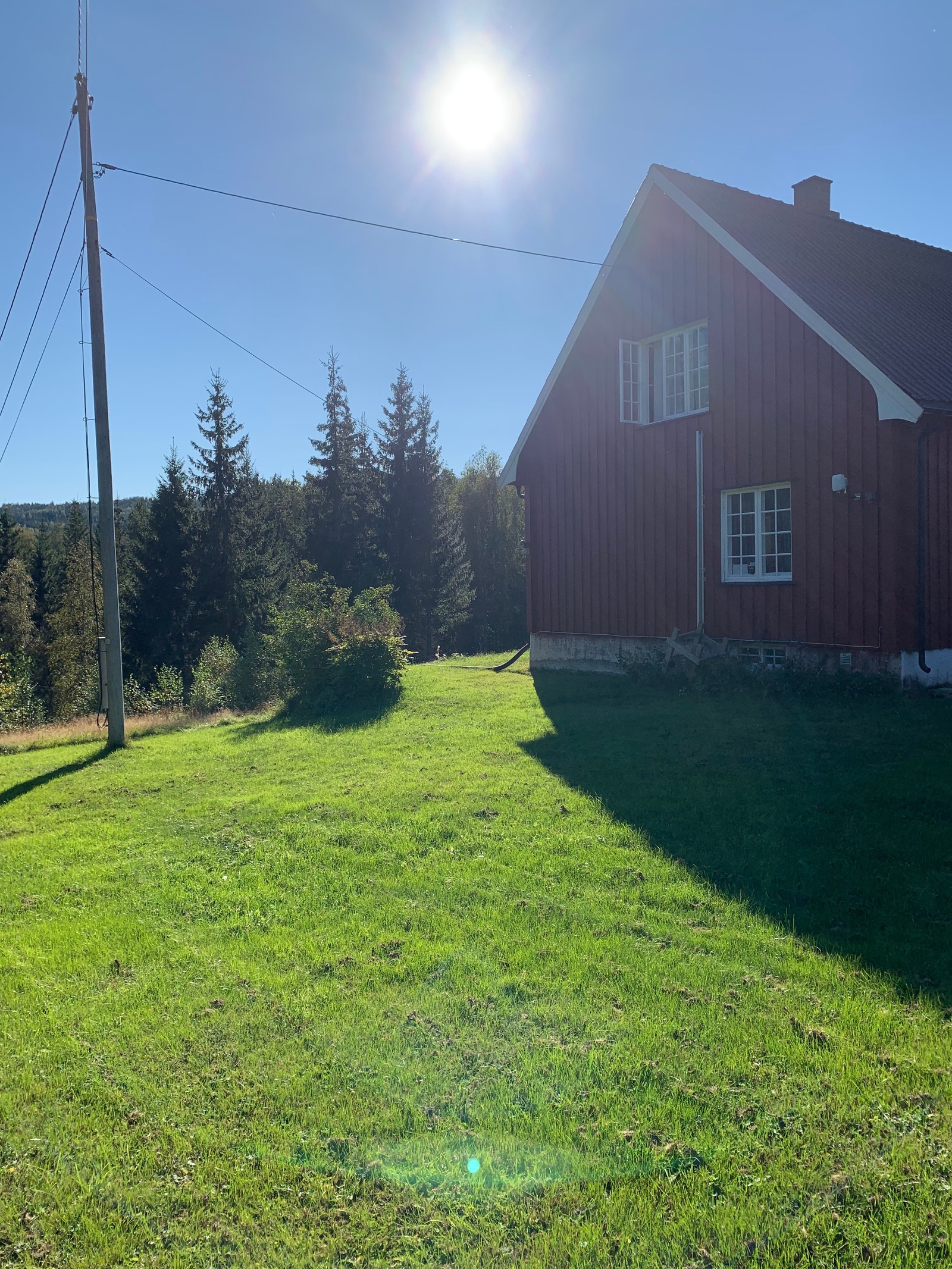 Huset ligger på en høyde og har sol hele dagen Galleribilde