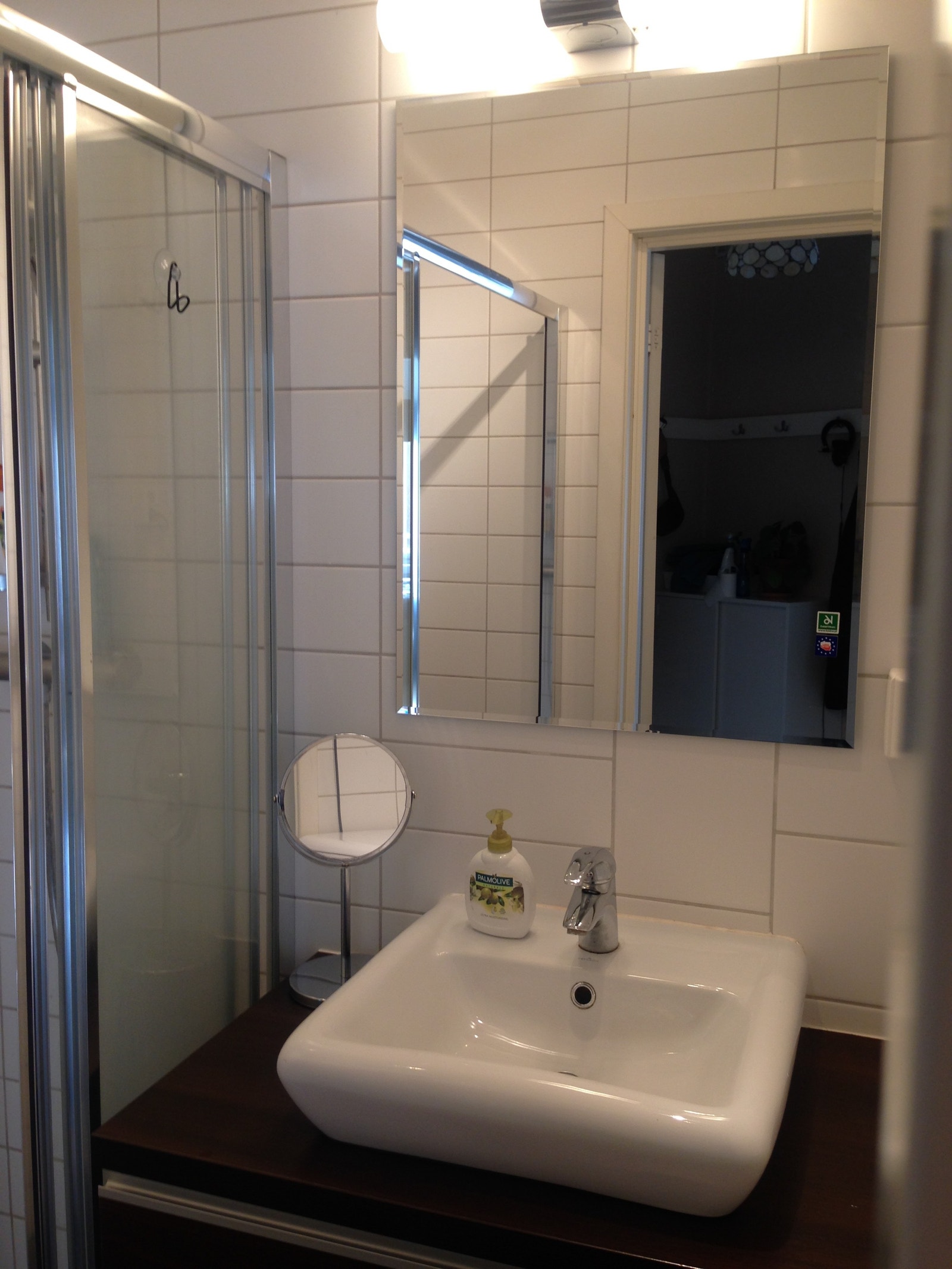 Badet er lite, det er akkurat plass til en liten vaskemaskin. Galleribilde