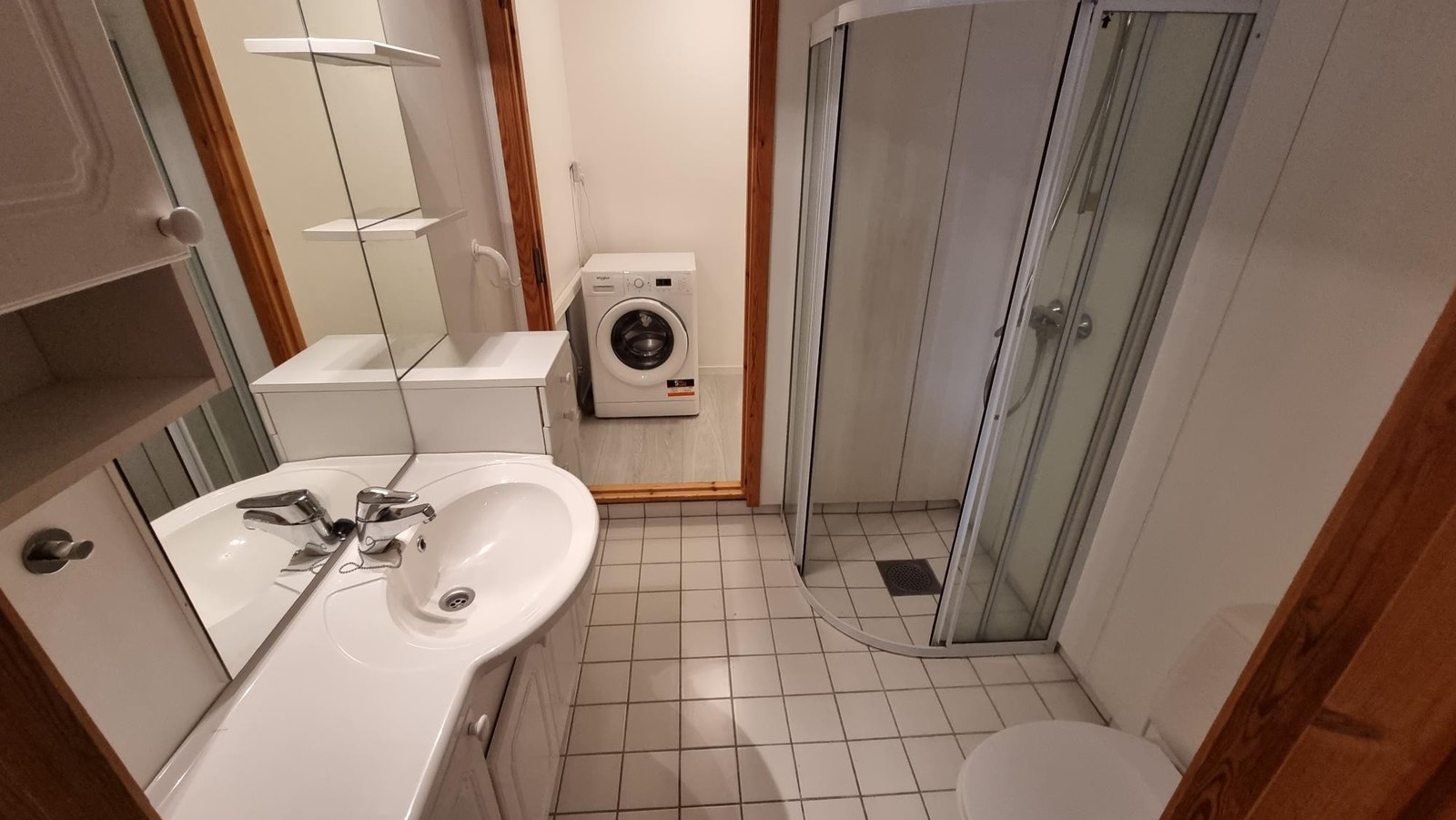 Bad med vaskerom innenfor Galleribilde