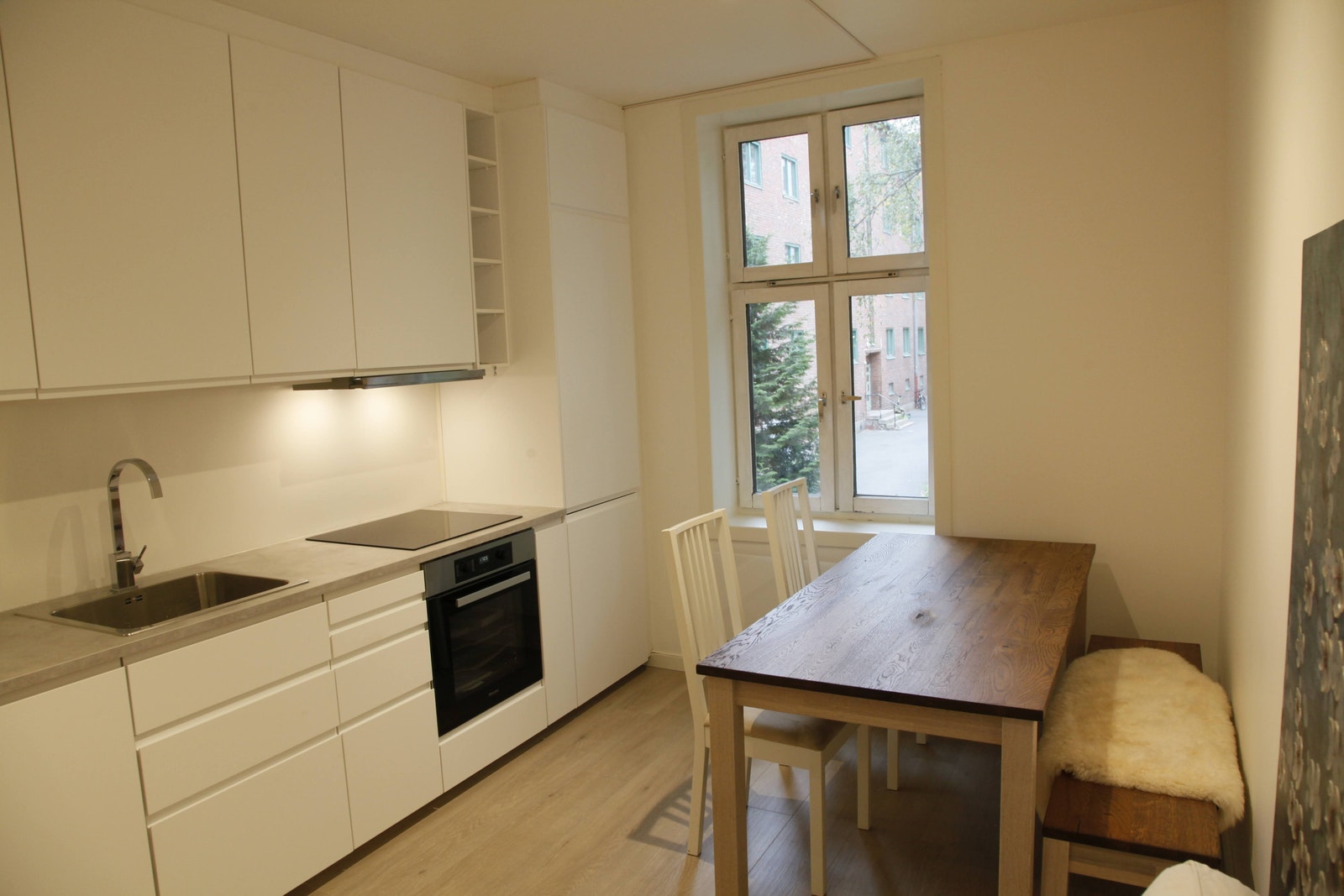I tillegg så er det 2 ganger (en gang med skoskap + rundt vakkert speil + knagger fra Muuto) + en gang utenfor sovrommene med plass for oppbevaring Galleribilde