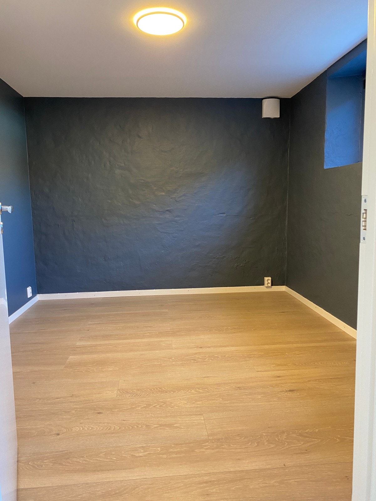 Romslig soverom med plass til dobbelseng. Galleribilde