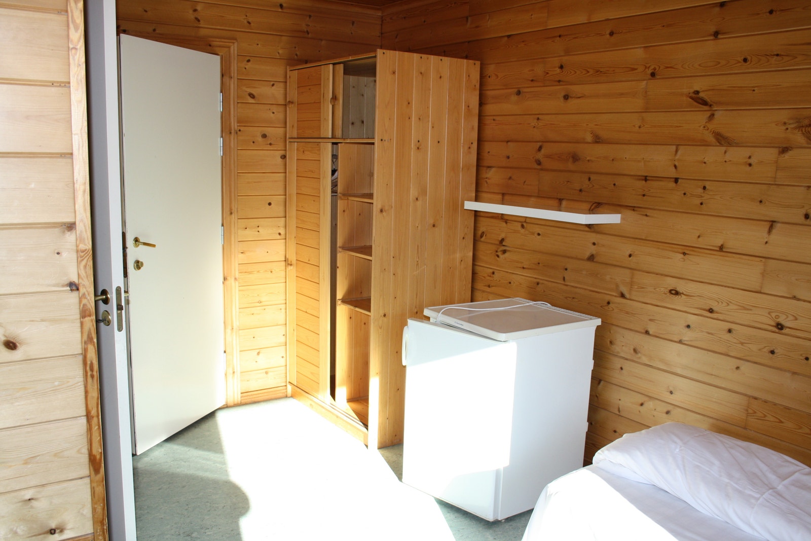 Kjøleskap på rommet Galleribilde