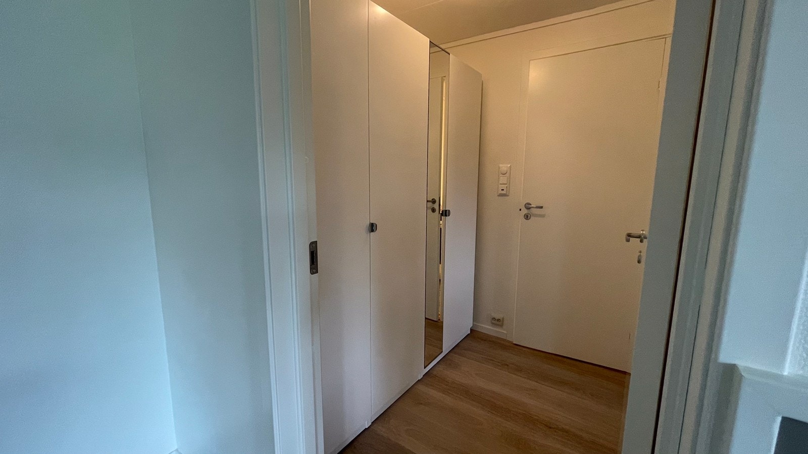 Gang med rommelig garderobeskap mellom stue, bad og soverom Galleribilde