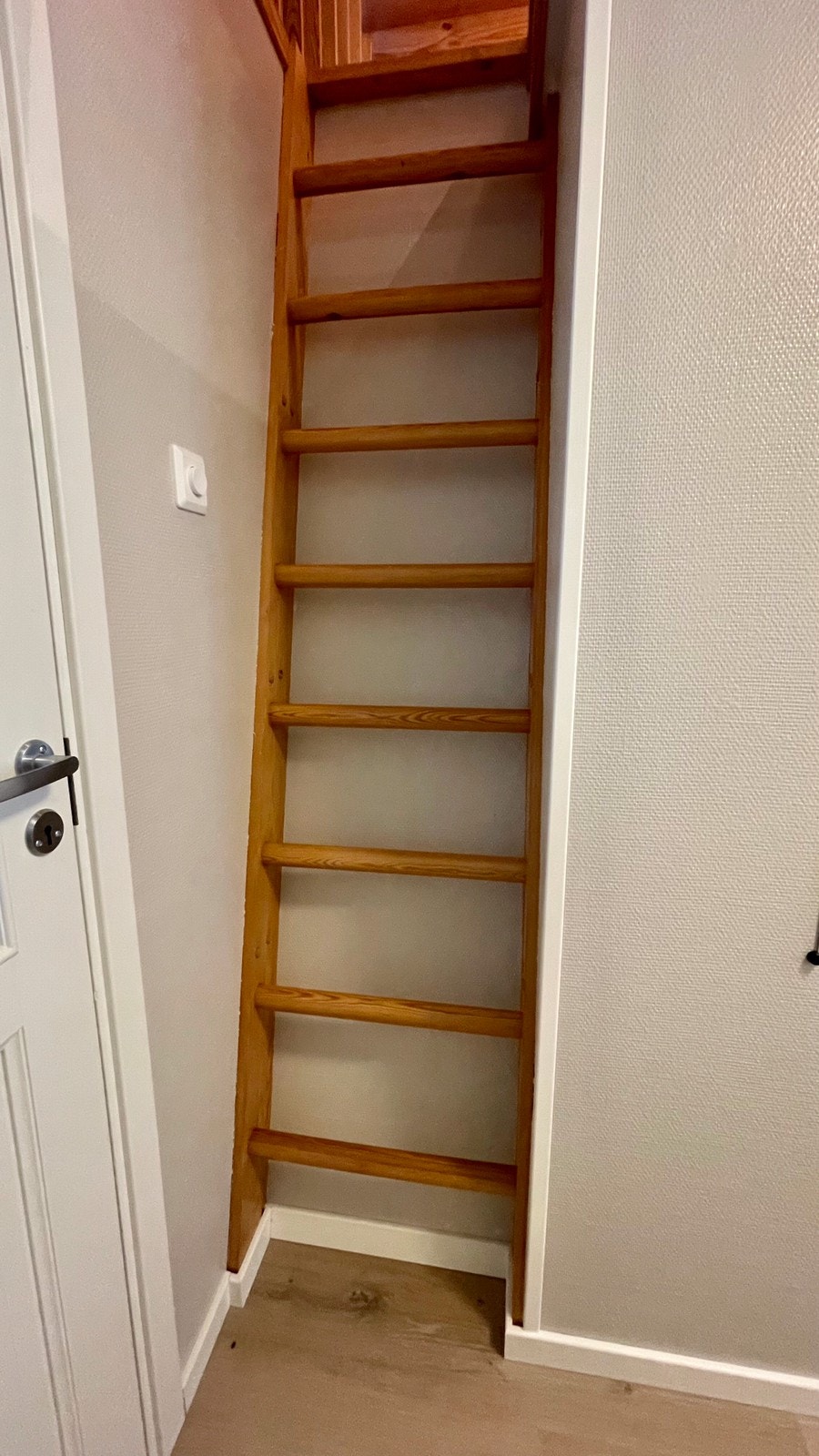 Stigetrapp opp til hemsen Galleribilde