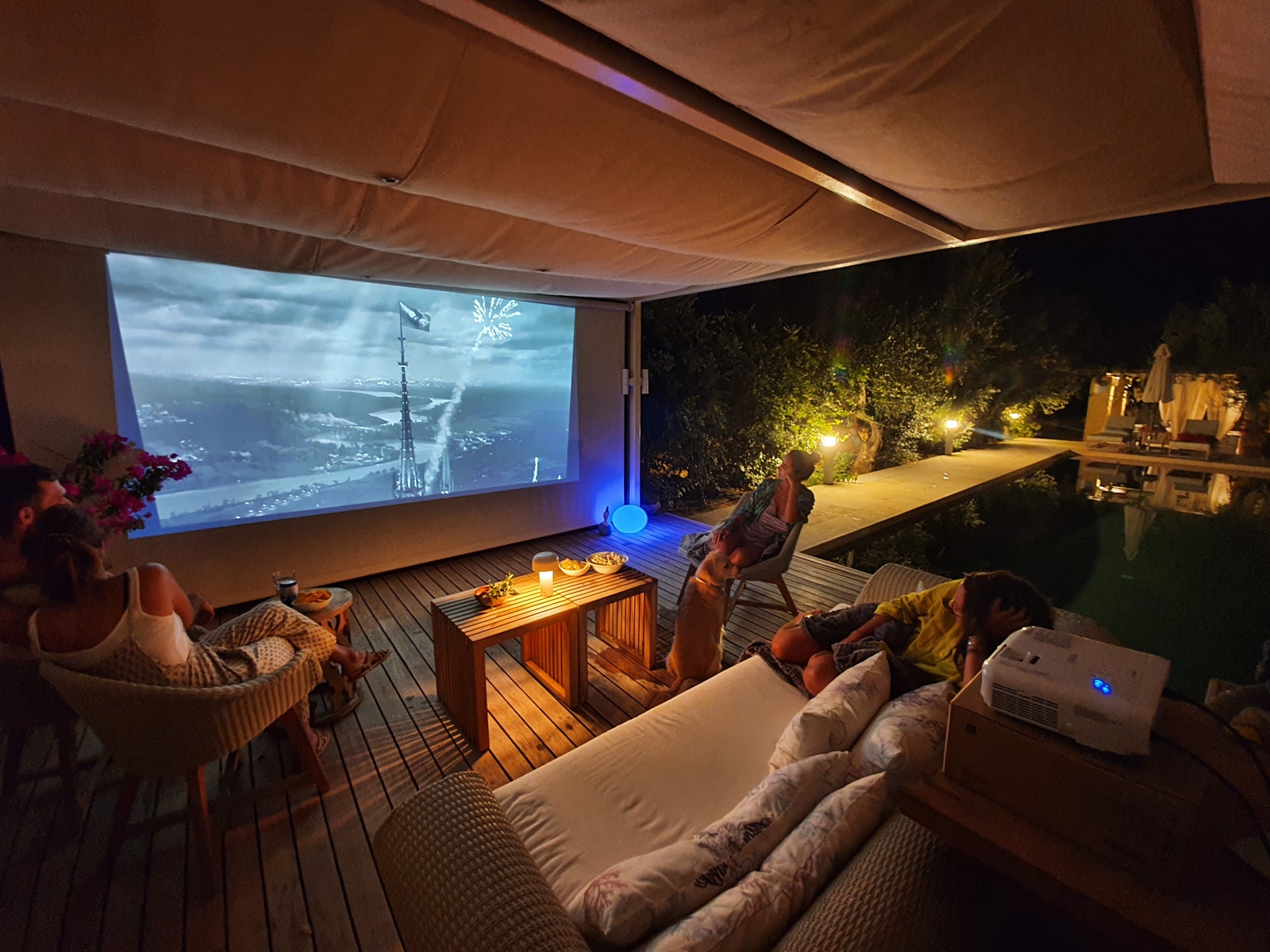 movie nights in the swimming pool Galleribilde