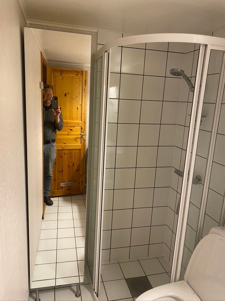 bad med speilskap Galleribilde