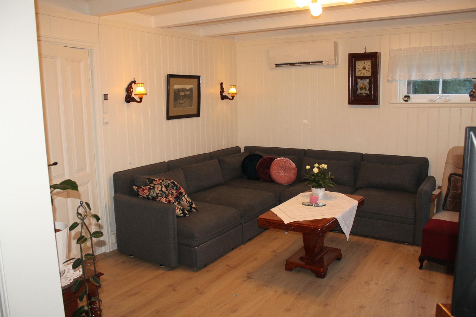 Stue, varmepumpa er over sofaen Galleribilde