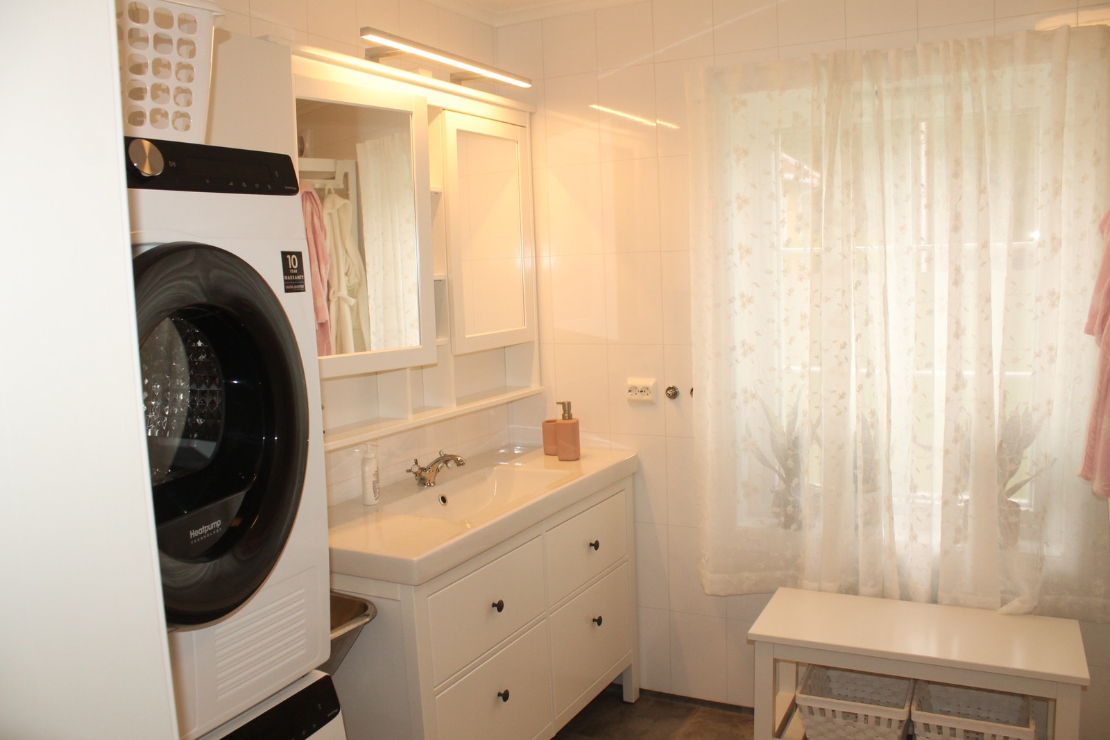 Bad med varmekabler, vaskemaskin og tørketrommel Galleribilde