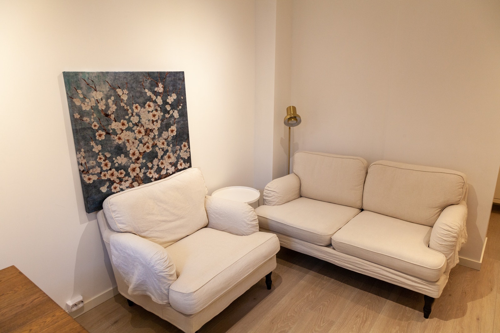 Maleri skal opp på veggen. Sofa med lenestol og sidebord + stålampe Dansk design Galleribilde