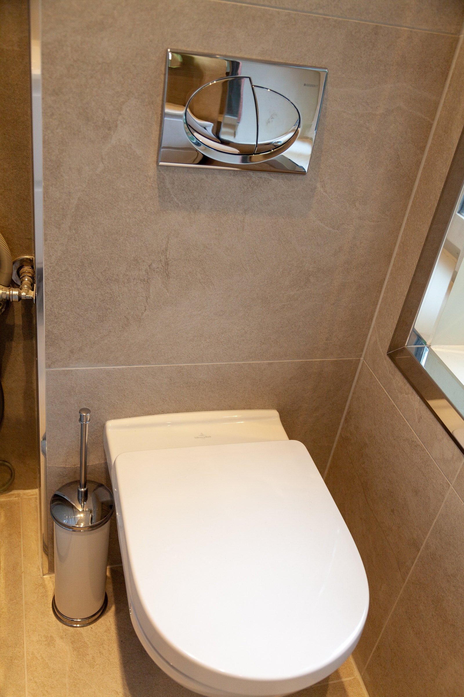 Villeroy & boch toalett med flott trykk-knapp. Galleribilde