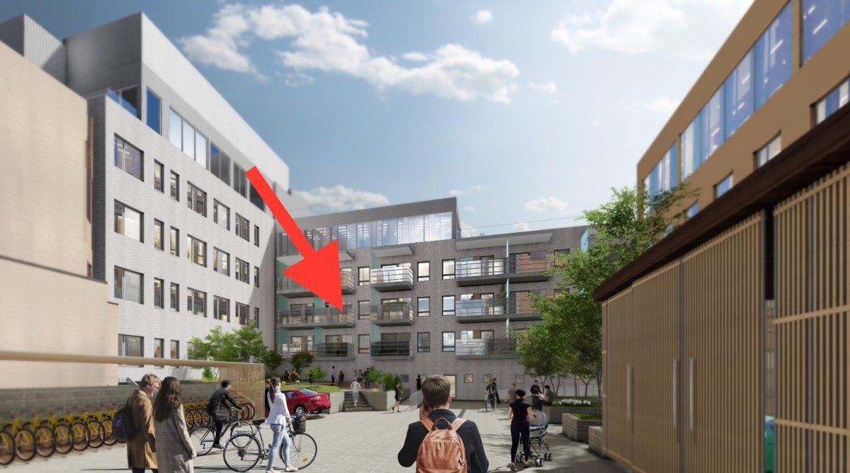 Utsyn til et flott område med beplantning, sykkelparkering, benker m.m Galleribilde