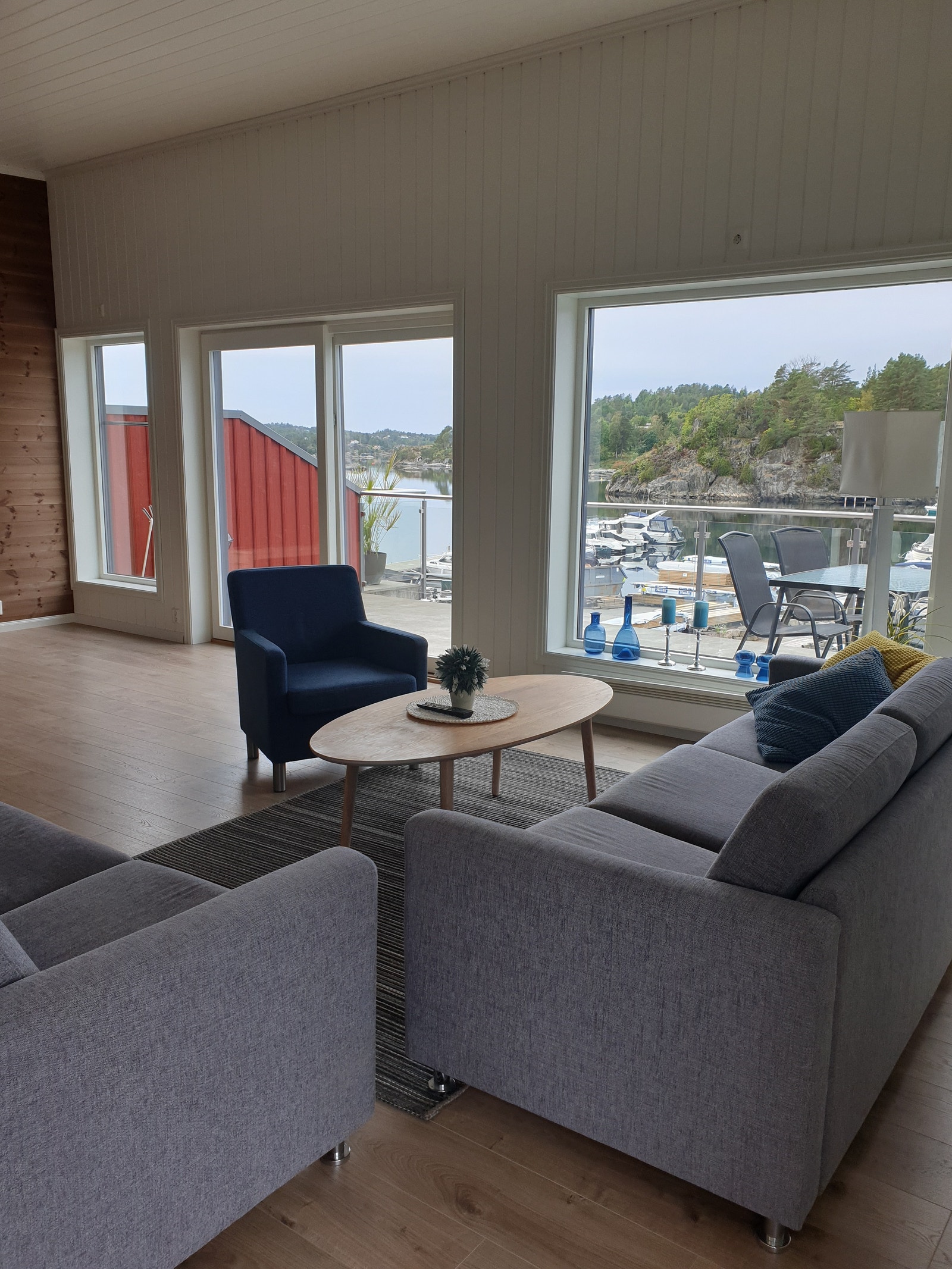 Pent møblert stue. Stor skyvedør ut til veranda Galleribilde