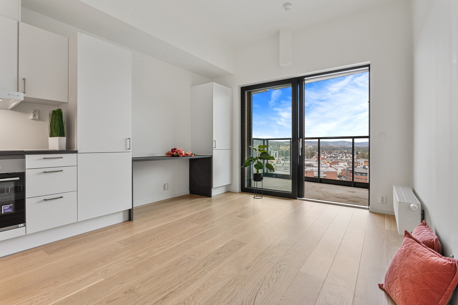 Stue med kontorløsning og mye skapplass Galleribilde