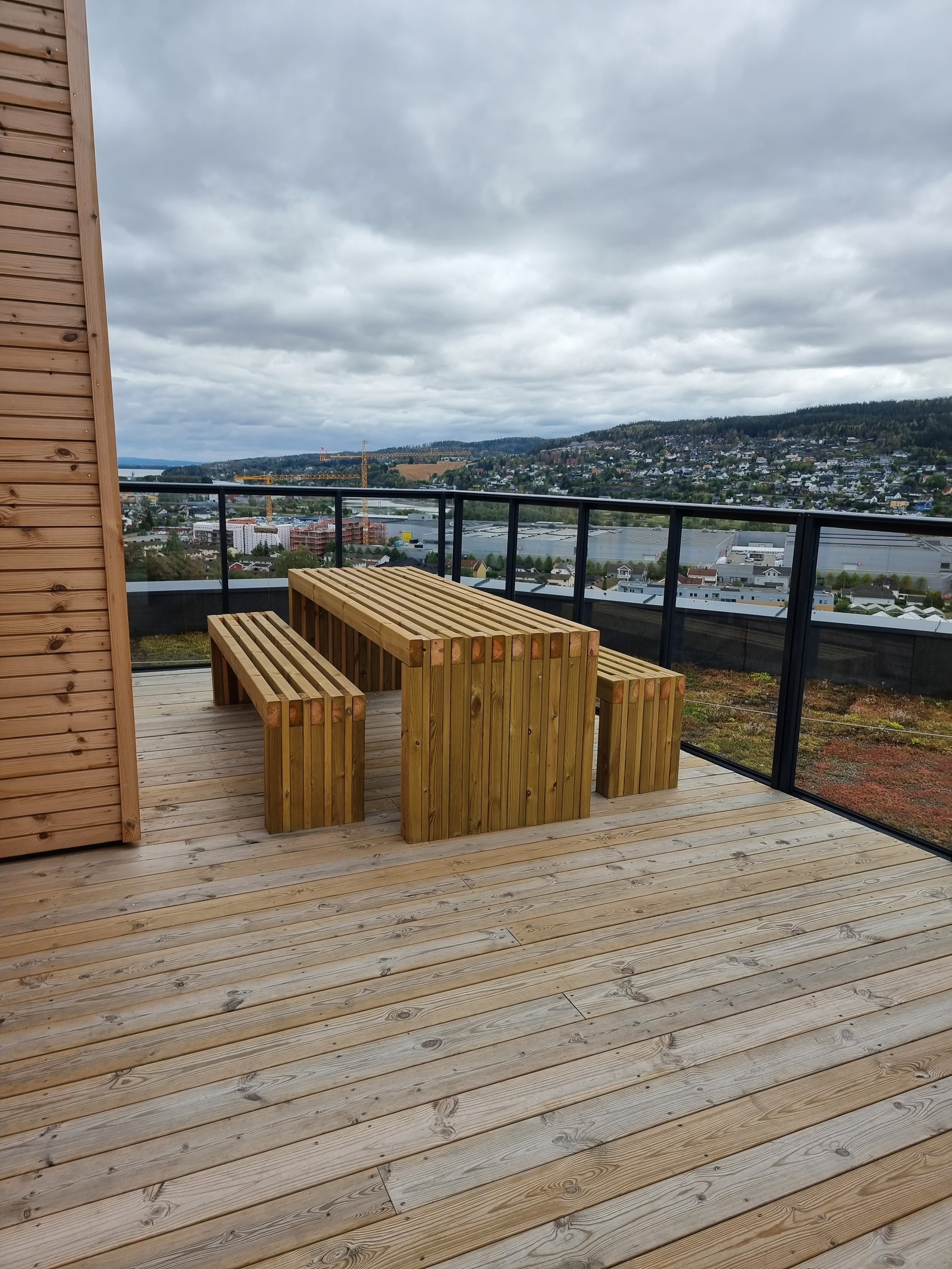Lunsj på felles takterrasse med Lillestrøms råeste utsikt Galleribilde