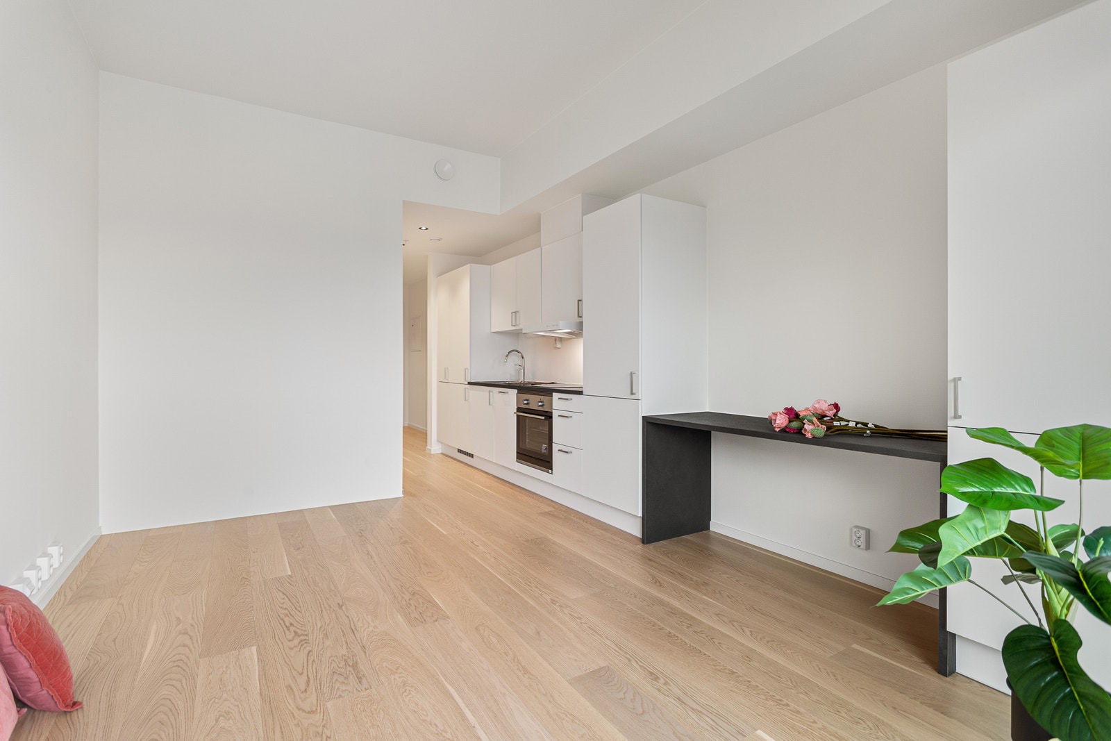 Praktisk og fin åpen kjøkkenløsning med mye skapplass Galleribilde