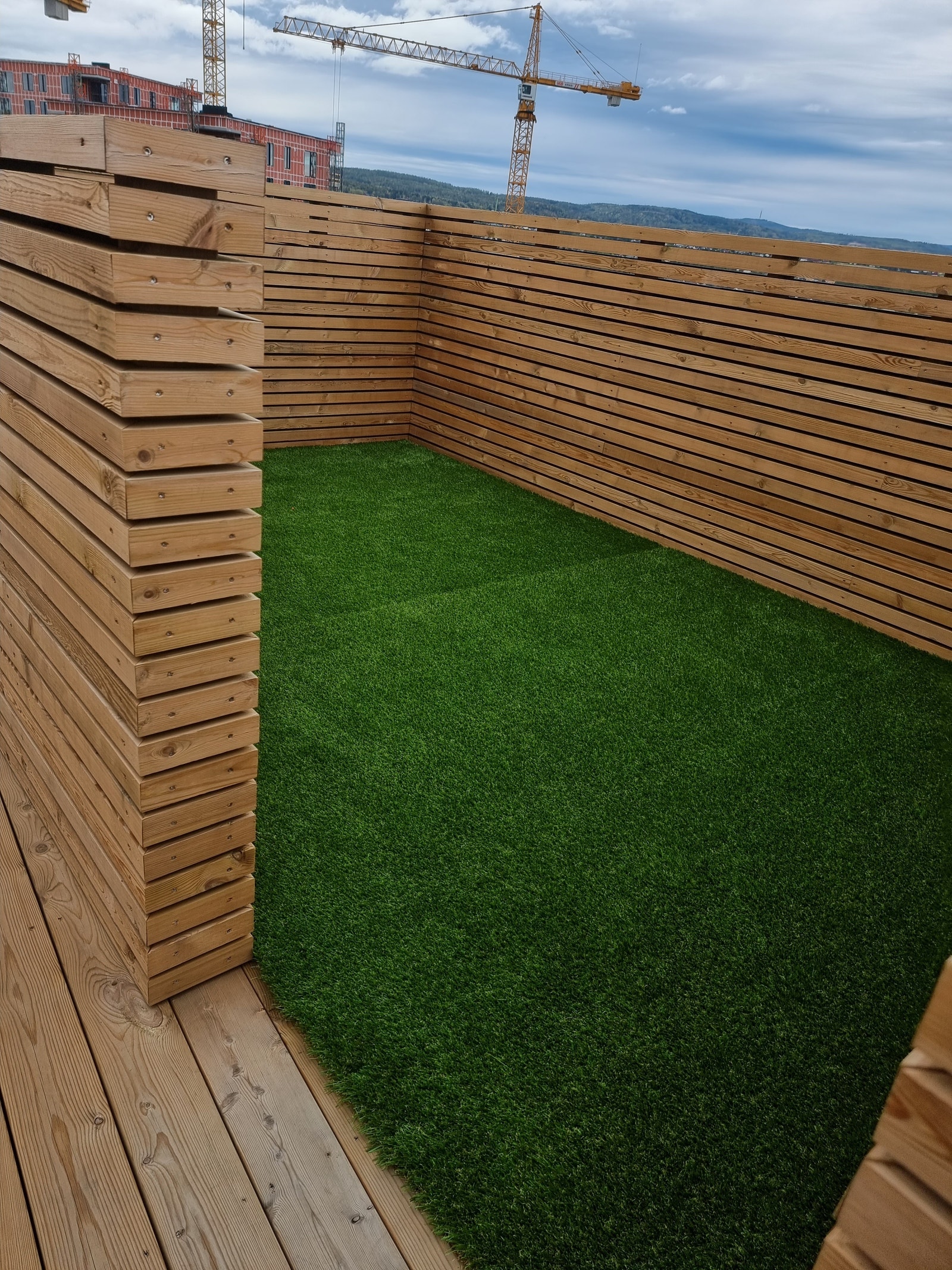 Takterrasse med flere avgrensede områder gir privat atmosfære Galleribilde