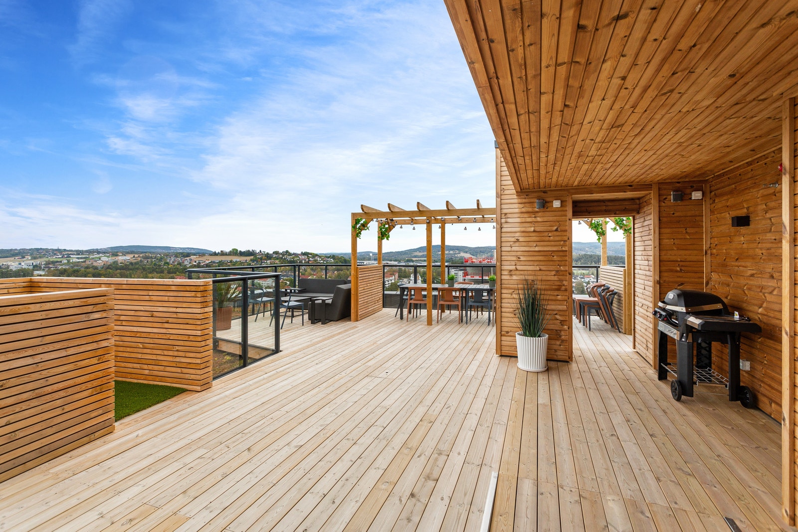 Nydelig stor takterrasse med mange sittegrupper Galleribilde