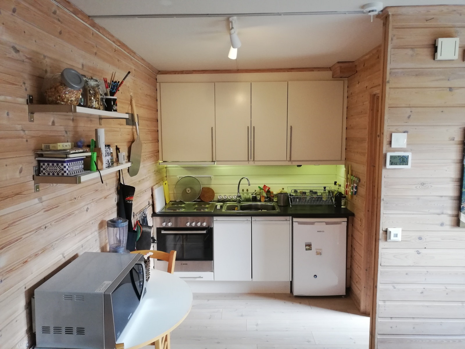 Funksjonelt kjøkken med god benkeplate, kjøleskap, vask og komfyr med avtrekk. Galleribilde