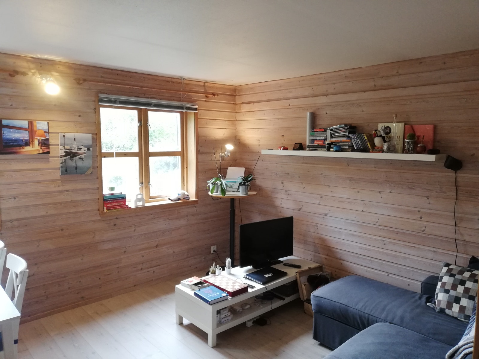 Stue med mye lys og fin utsikt til hagen der du kan kose deg meg mat og drikke i solen. Galleribilde