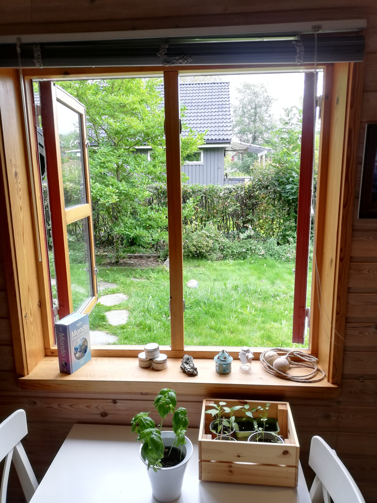 Utsikt fra spisebord i stuen til skjermet, rolig hage som du kan bruke. Galleribilde