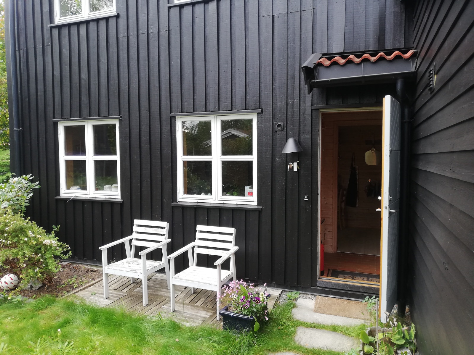 Uteplass ved din inngang i hagen. Galleribilde