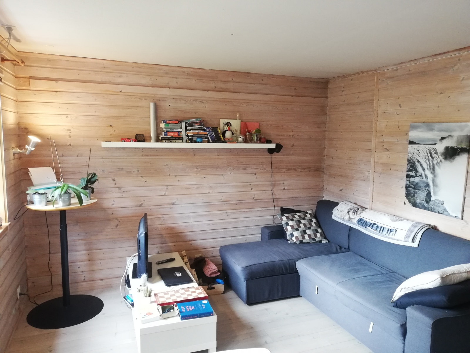 Rommelig sofakrok i stuen. Galleribilde