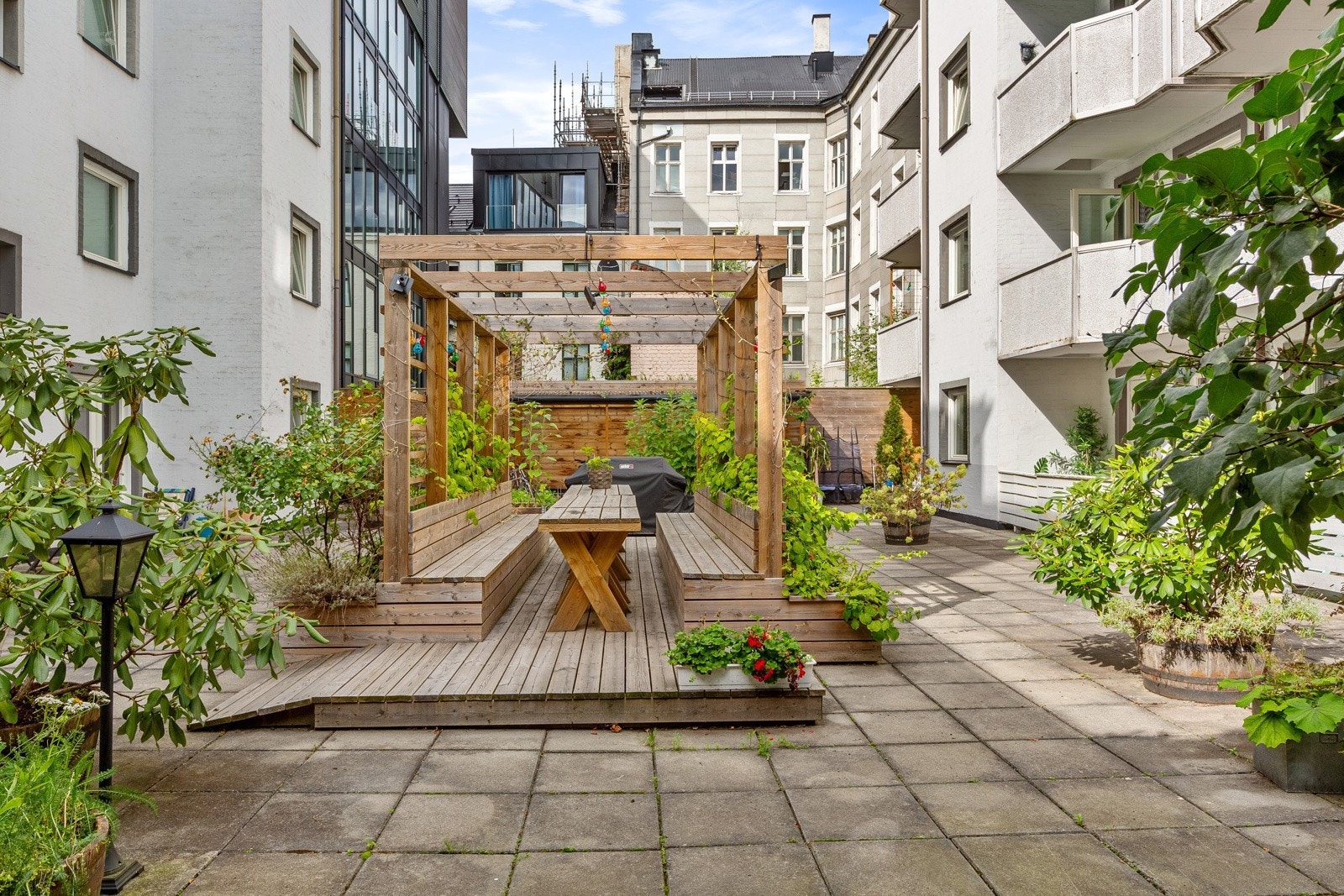 Urban bakgård med sittegruppe og felles grill Galleribilde