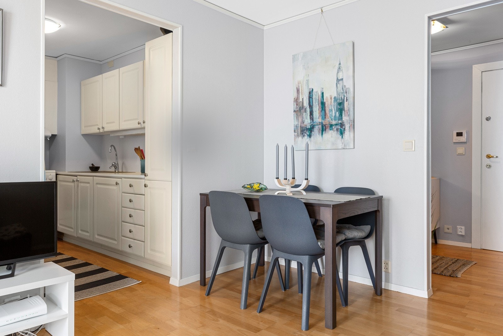 I stuen er det plass til spisegruppe Galleribilde