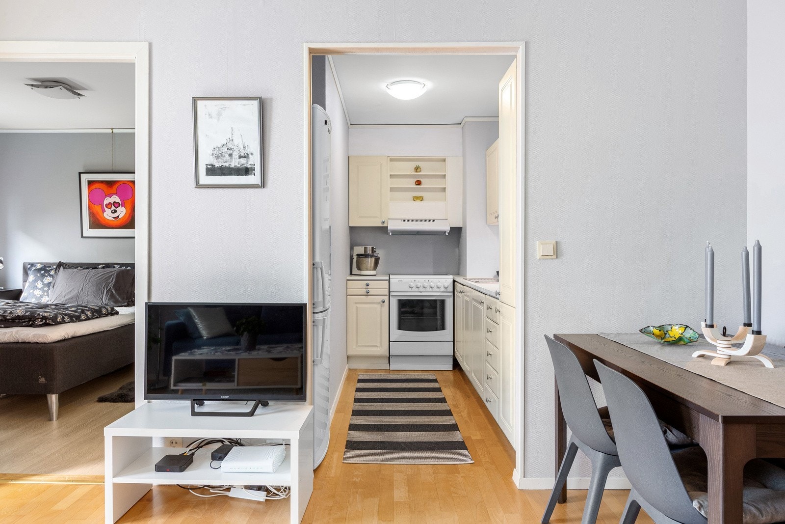 Fra stuen er det inngang til et praktisk separat kjøkken med god skap- og benkeplass. Kjøkkenet har siden fått ny oppvaskmaskin og komfyr (2024) Galleribilde