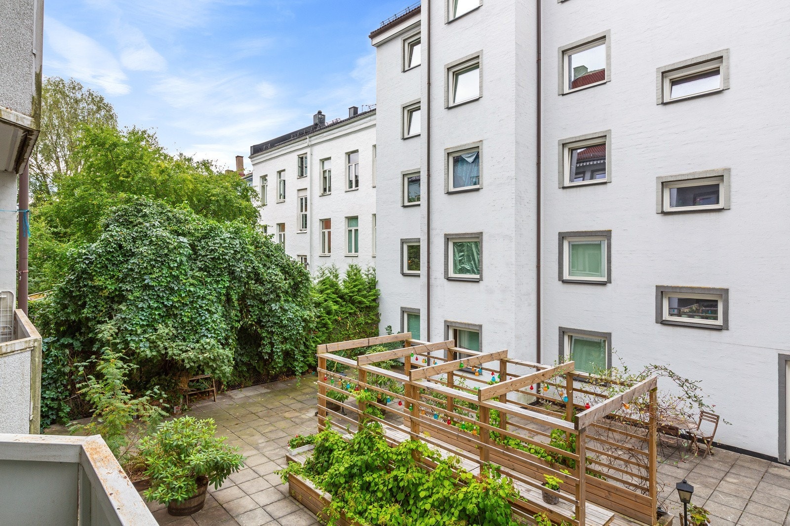 Urban bakgård med sittegruppe og felles grill Galleribilde