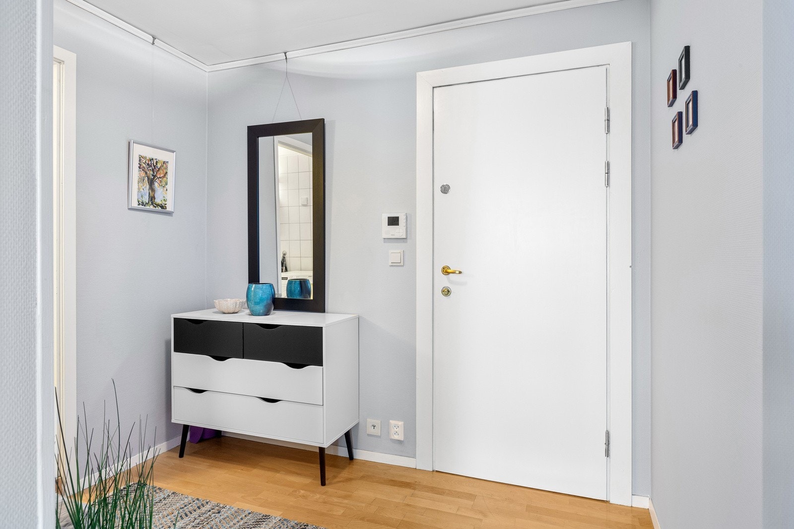 Her er det god plass til kommode og speil Galleribilde