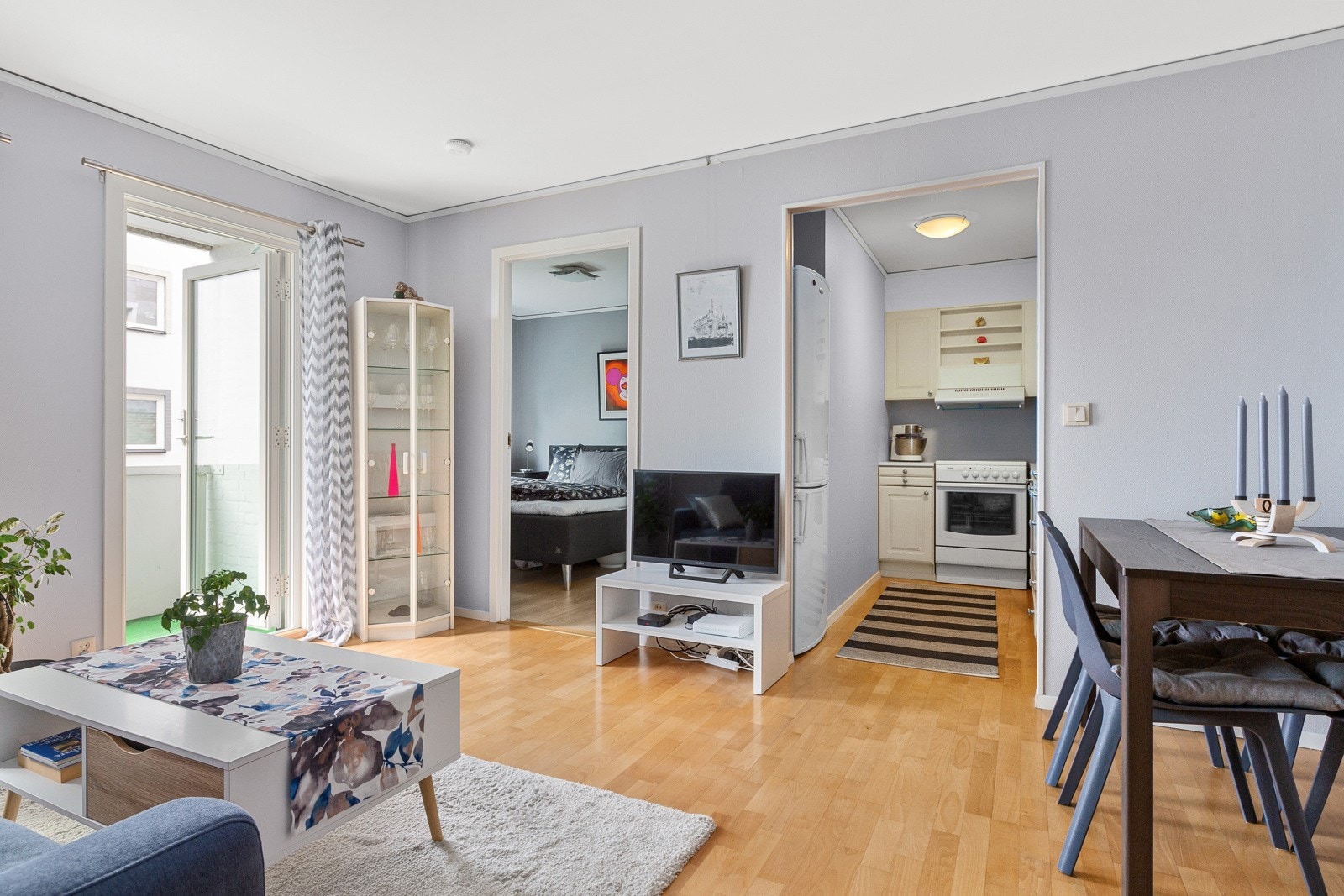 Lys og luftig stue med plass til sofagruppe, spisebord og mediemøblement Galleribilde