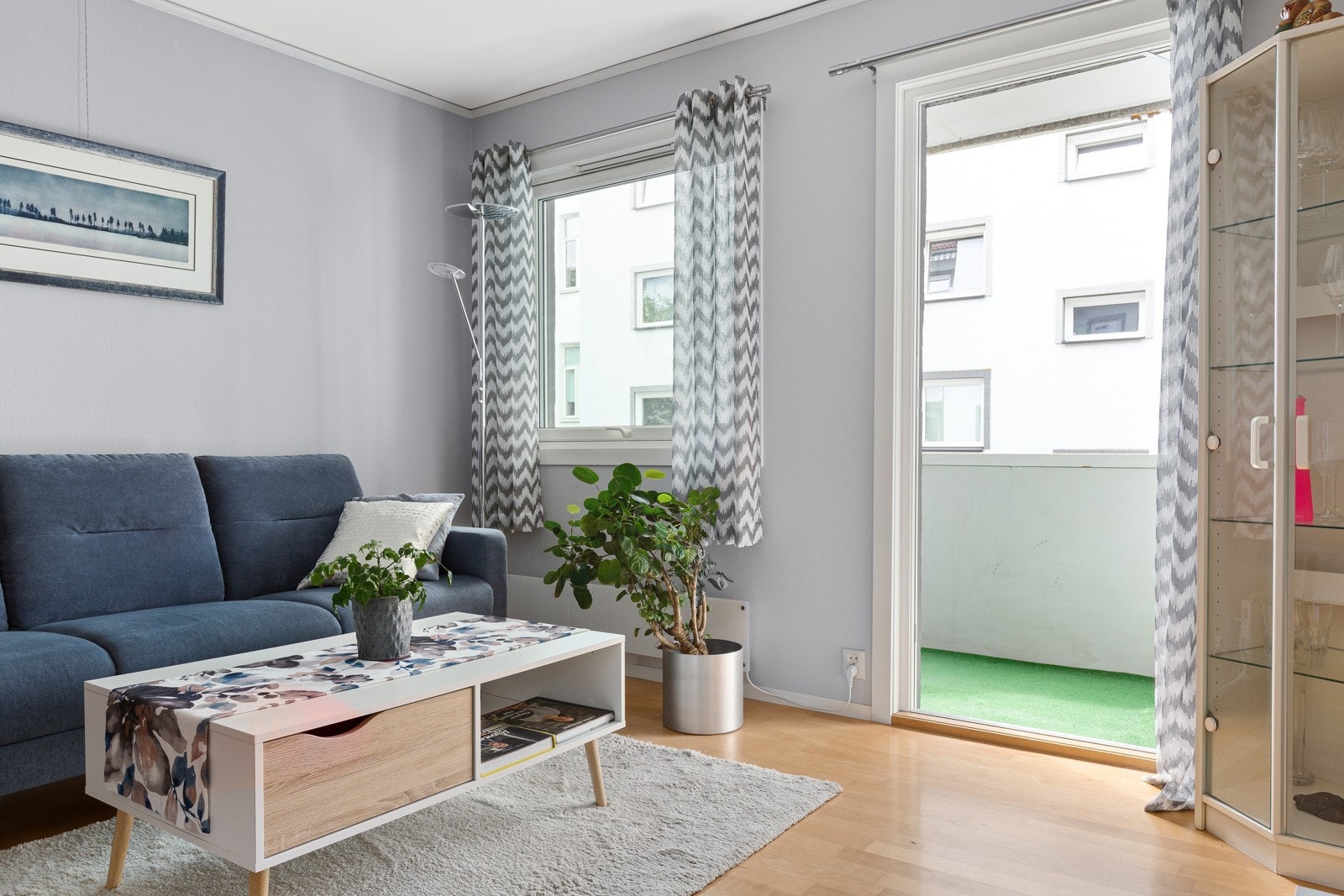 Fra stuen er det utgang til en hyggelig balkong med plass til utemøblement og grill Galleribilde