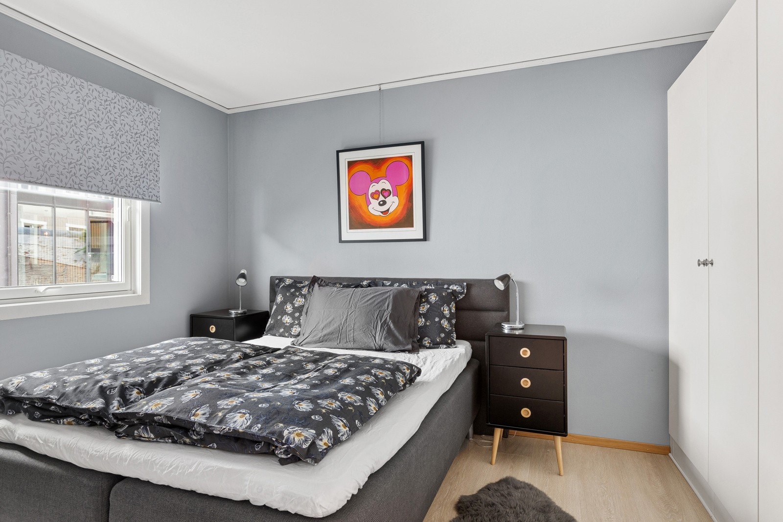 Stort soverom med to doble garderobeskap Galleribilde