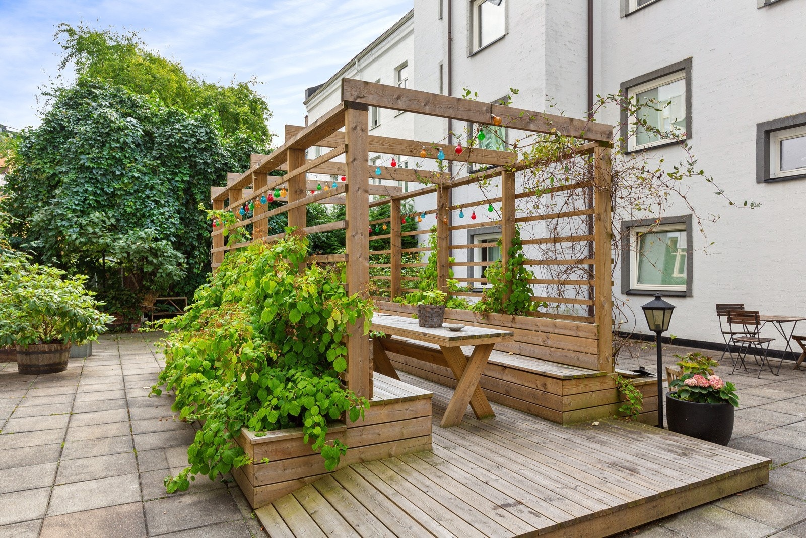 Urban bakgård med sittegruppe og felles grill Galleribilde