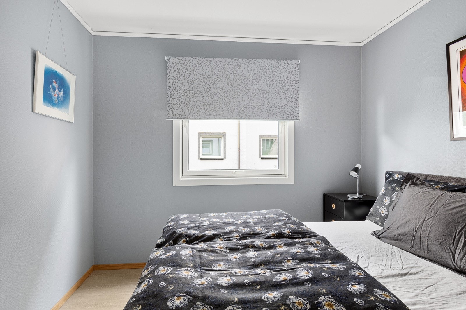 Det er god plass til dobbeltseng og nattbord på hver side Galleribilde