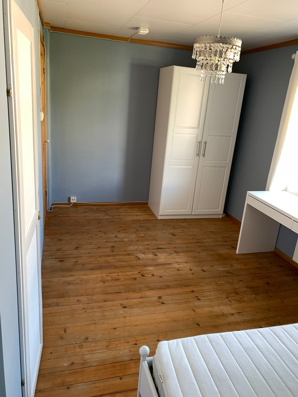 Rom 3 ca 12 kvm kr. 5.700 (LEDIG) Rommet er oppgradert siden bildene ble tatt med ny seng og taklampe Galleribilde