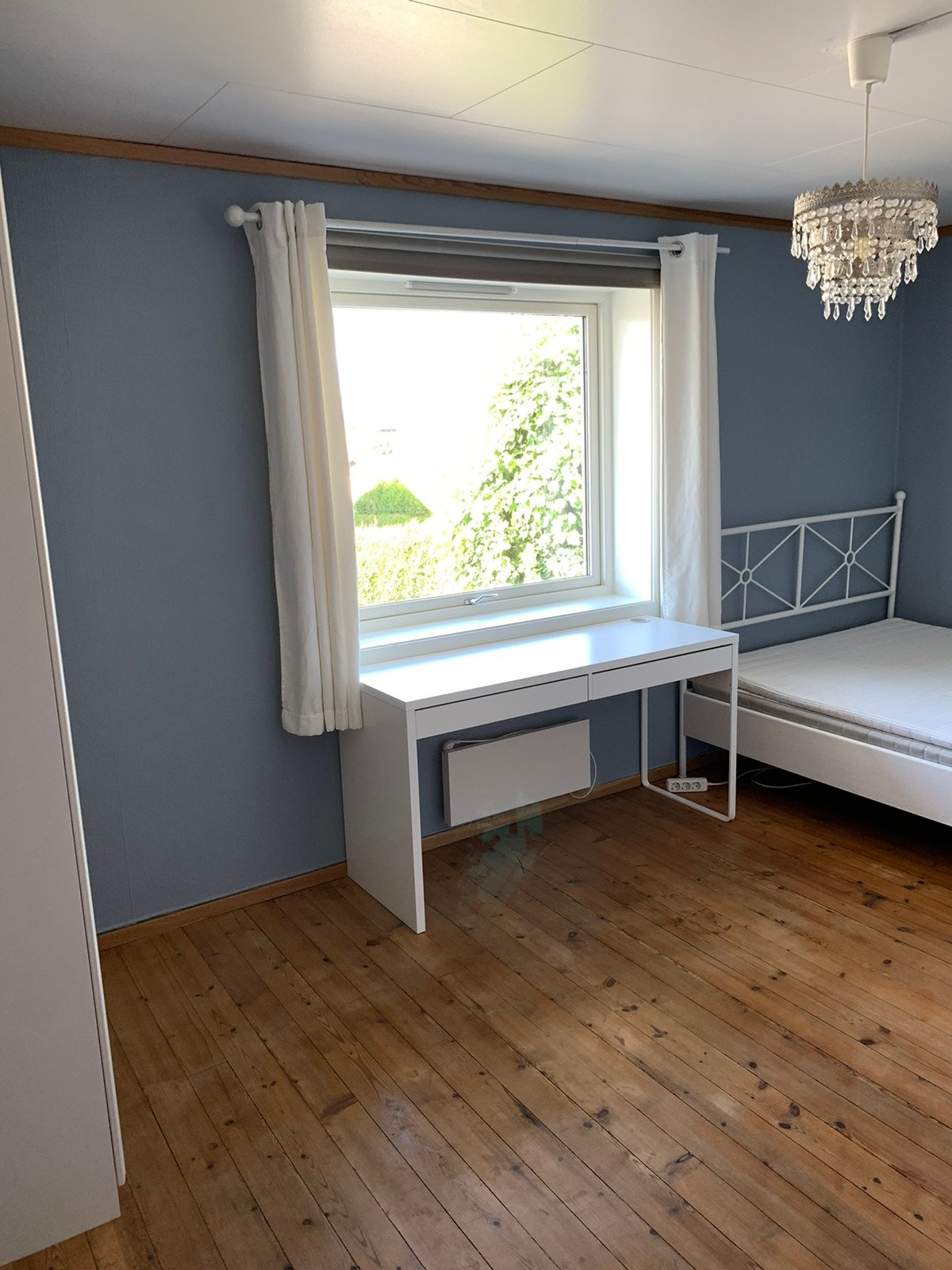 Rom 3 ca 12 kvm kr. 5.700 (LEDIG) Rommet er oppgradert siden bildene ble tatt med ny seng og taklampe Galleribilde