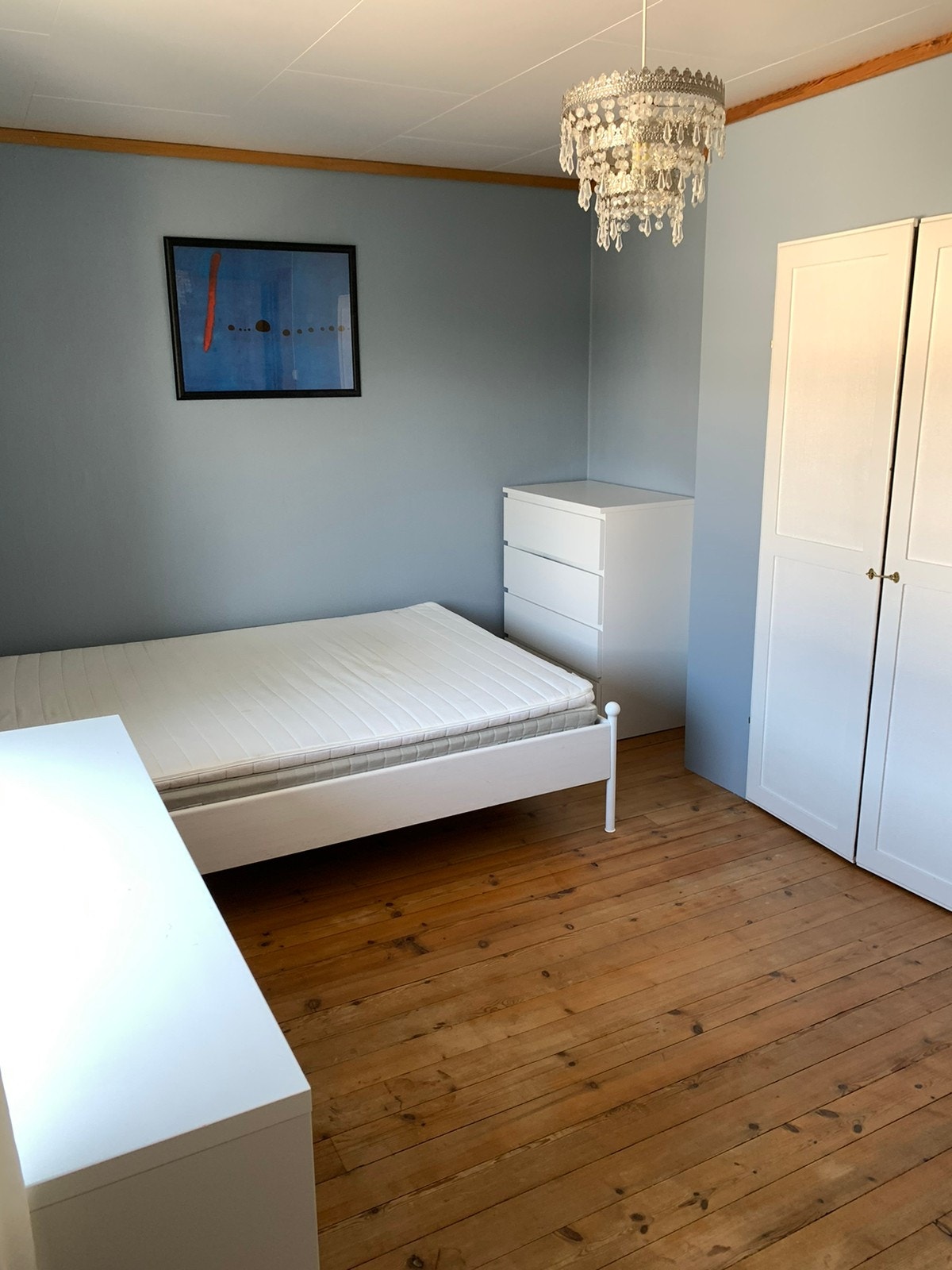 Rom 3 ca 12 kvm kr. 5.700 (LEDIG) Rommet er oppgradert siden bildene ble tatt med ny seng og taklampe Galleribilde