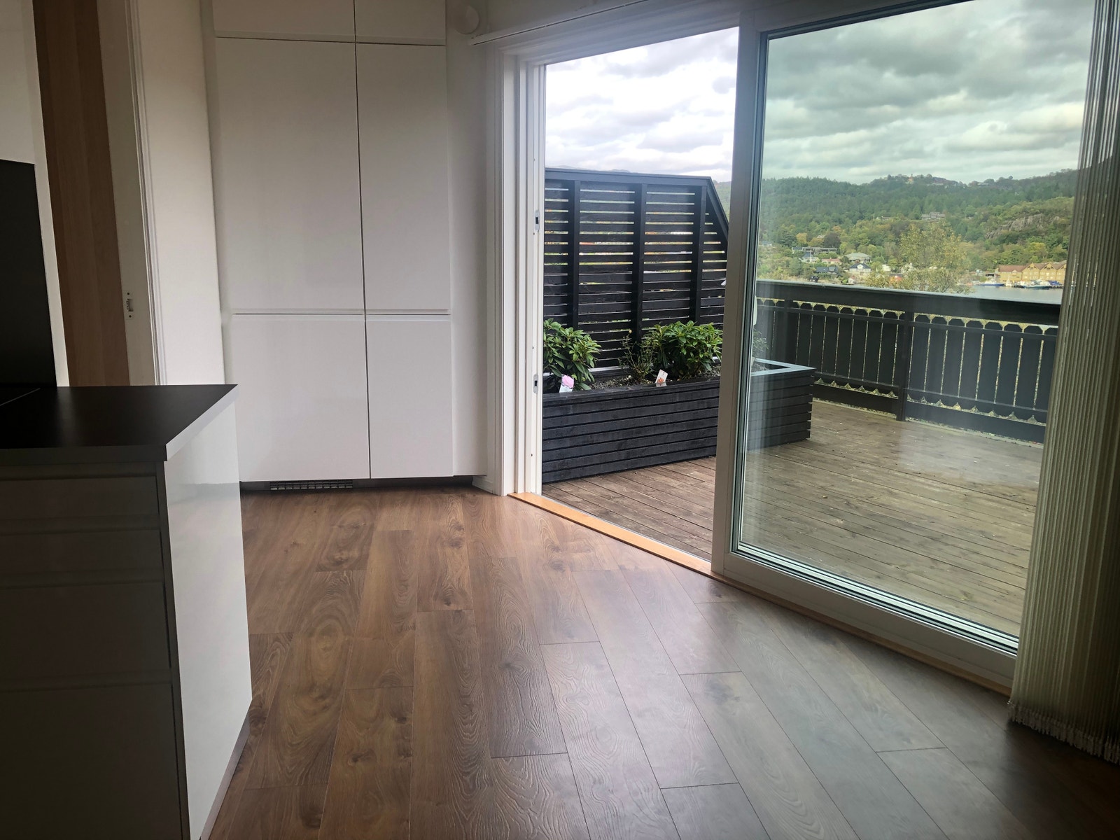 Utgang til egen uteplass. Integrert kjøleskap og fryser ved skyvedør. Galleribilde