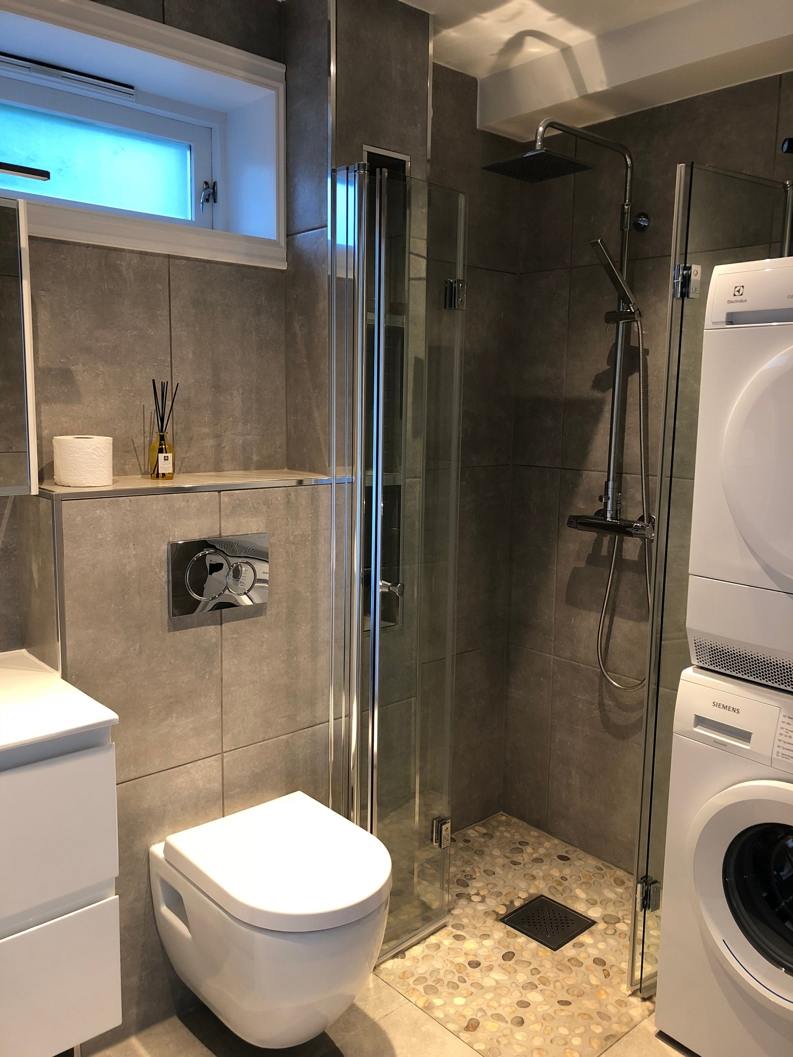 Bad med vaskemaskin og tørketrommel Galleribilde